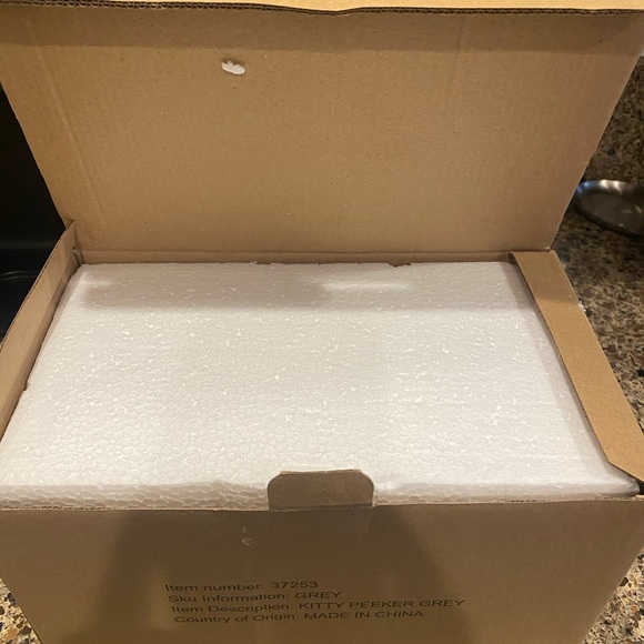 Grey Tabby Kitty Peeker - Picture 3 of 7